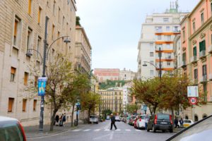 フランスの郊外の道路